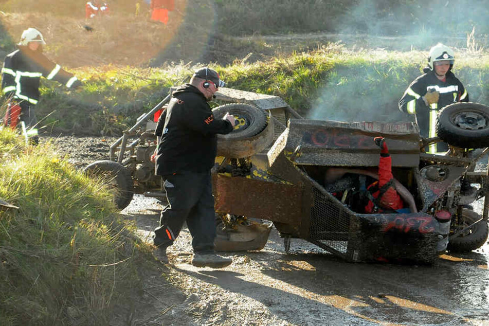 Und wieder ist ein Buggy nach einem Crash umgepurzelt - passiert ist nichts.
Kurz darauf geht es weiter.