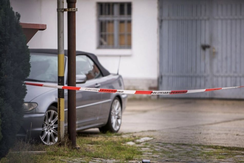 Auf dem Hof seiner Werkstatt wurde Johann S. zwischen Autos tot aufgefunden.