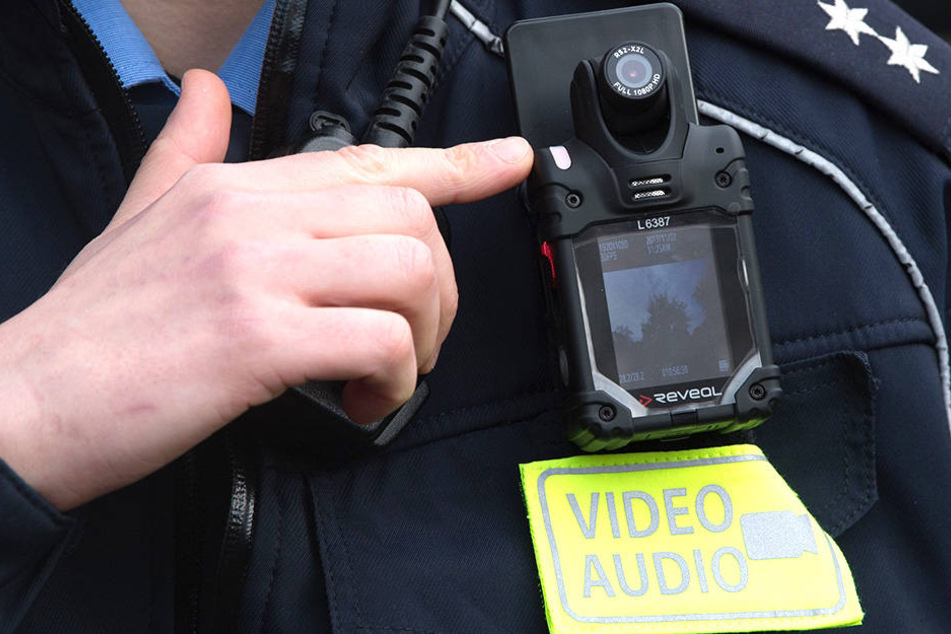 Derzeit testen Polizisten Bodycams in Leipzig und Dresden - es gelten strenge Regeln.