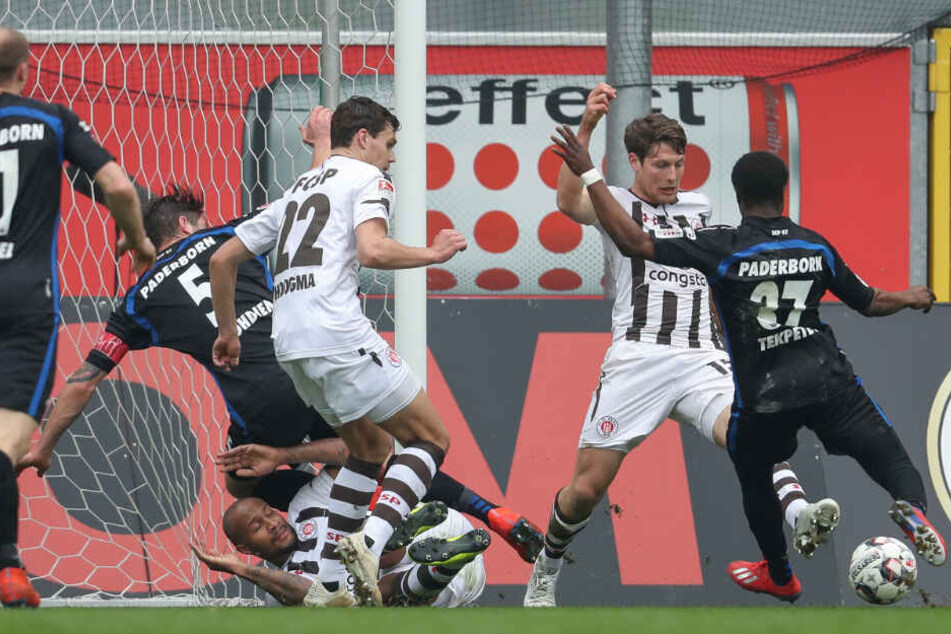 Die Abwehrspieler des FC St. Pauli warfen sich mit allem was sie hatten in den Ball.