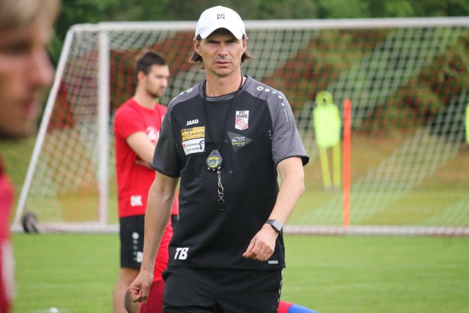 Cheftrainer Thomas Brdaric wird am Sonntag mit seiner Mannschaft nicht in Auerbach auflaufen.