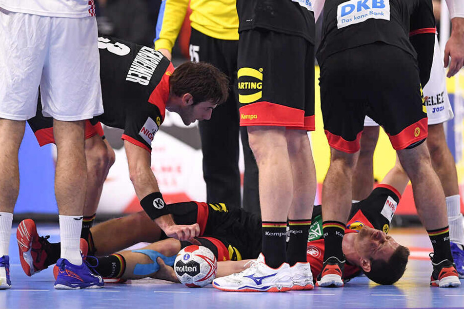 Ganz, ganz bitter. Deutschlands Martin Strobel fällt wegen einer schweren Knieverletzung für den Rest der Handball-Weltmeisterschaft aus.