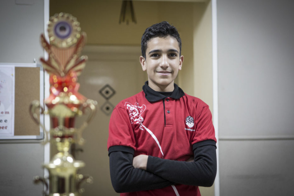 Der 13-jährige Abdel steht neben der Trophäe, mit der er als "klügstes Kind der Welt" ausgezeichnet worden