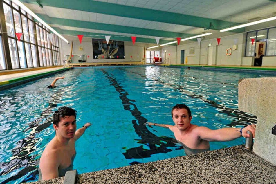 Bald ist Schluss mit schwimmen im Bernsdorfer Bad: Für die Studenten Eric Baumann (21) und Julius Nickisch (19) ein Verlust.