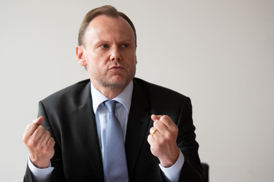 Innensenator Andy Grote will keinen rechtsfreien Raum in der Roten Flora zulassen.