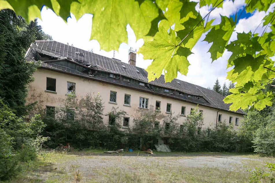 Seit 2004 ist die einstige Jugendherberge geschlossen, gammelt vor sich hin. Alte Unterlagen fehlen.