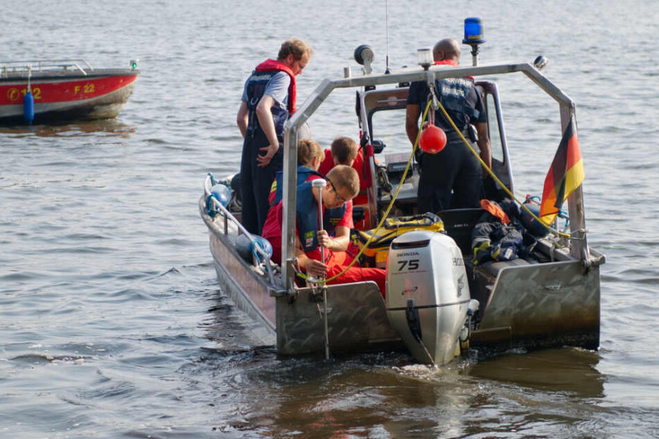 Rettungskräfte der Feuerwehr auf einem Boot. (Symbolbild.)