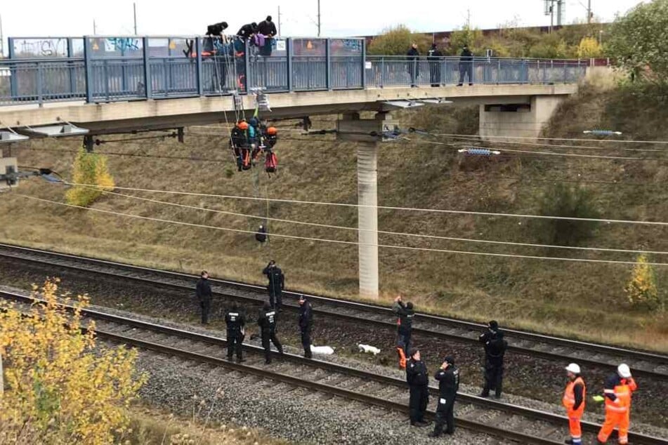 Aktivisten haben sich an der Brücke abgeseilt.