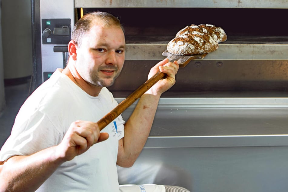 Bäckermeister Marcel Müller kreiert gern Brot-Spezialitäten. Raffinierte
Ciabatta-Variationen hat er auch im Sortiment.