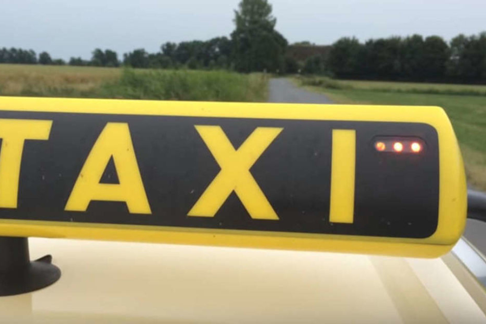 Leuchten die drei LED-Lampen links und rechts des Taxi-Schildes rot, wurde der stille Alarm ausgelöst.
