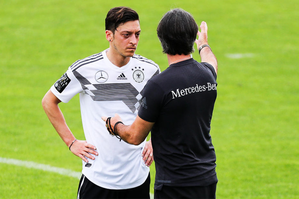 Bundestrainer Joachim Löw (r.) will zeitnah das Gespräch mit Mesut Özil suchen.