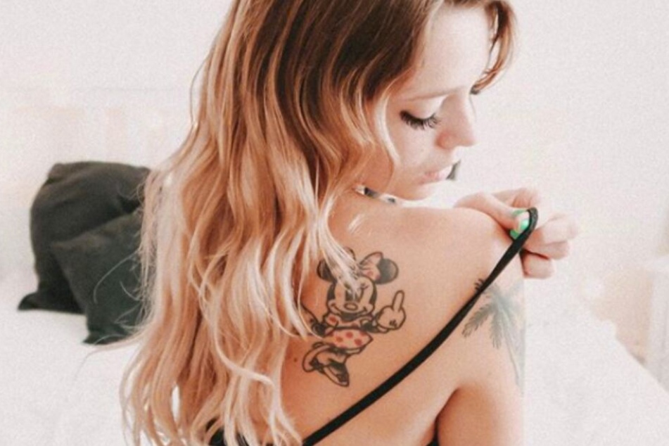 Ein Mittelfinger für die Hater - ihr Minnie-Mouse-Tattoo hat für die Ex-BTN-Darstellerin eine große Bedeutung.