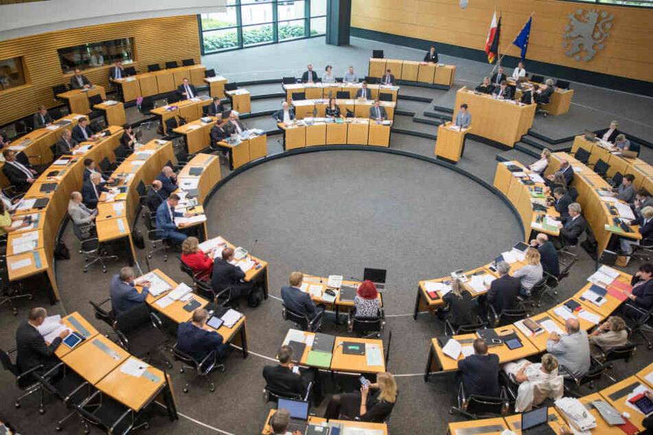 Der Landtag hat die Erhöhung der Beamtenbezüge beschlossen.