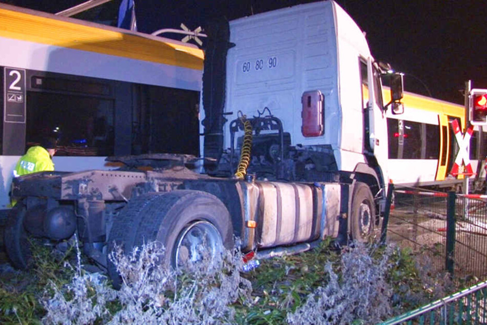 Der Zug krachte in den Lkw. Nur durch eine Vollbremsung konnte Schlimmeres verhindert werden.