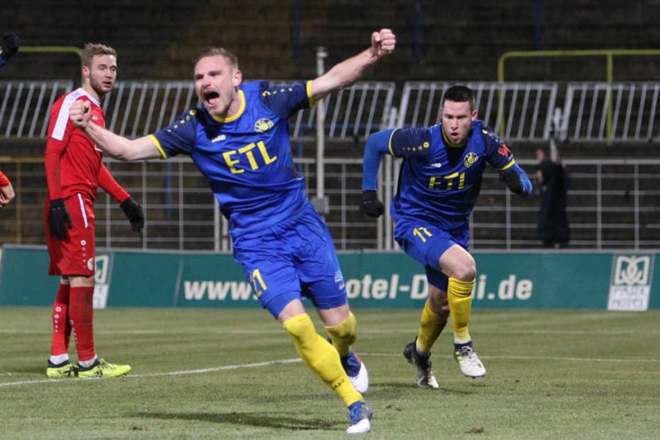 Da kommt Freude auf! Der Nachwuchs von Lok Leipzig (hier die Profis Robert Zickert, M. und Ryan Malone, r.) hat einen neuen Partner dazu bekommen.