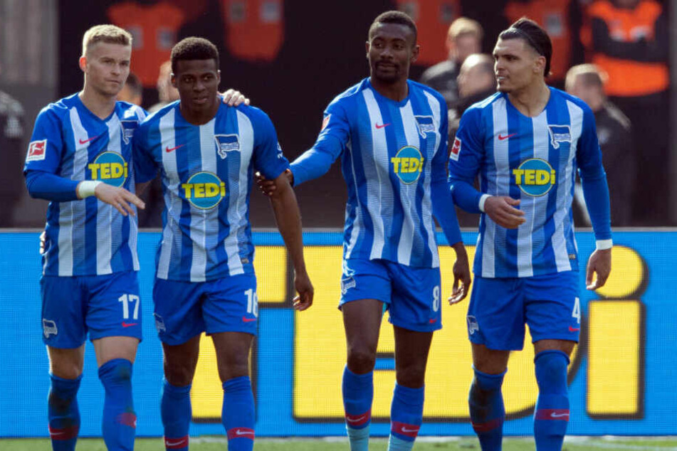 In diesen Trikots spielte Hertha normalerweise im Olympiastadion.