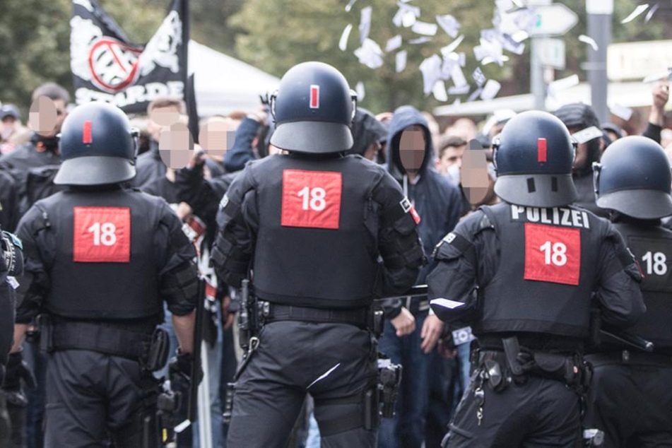 Polizisten stehen Fans von Eintracht Frankfurt gegenüber.