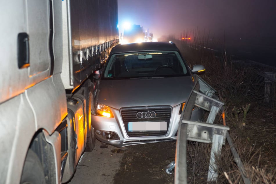 Die Insassen des Fahrzeugs mussten von der Feuerwehr befreit werden.