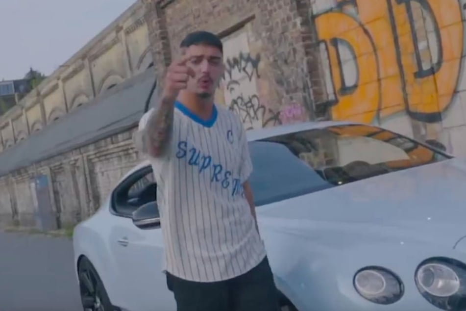Der Hamburger Rapper Kalim zeigt in seinen Videos gerne schnelle Autos und Waffen.