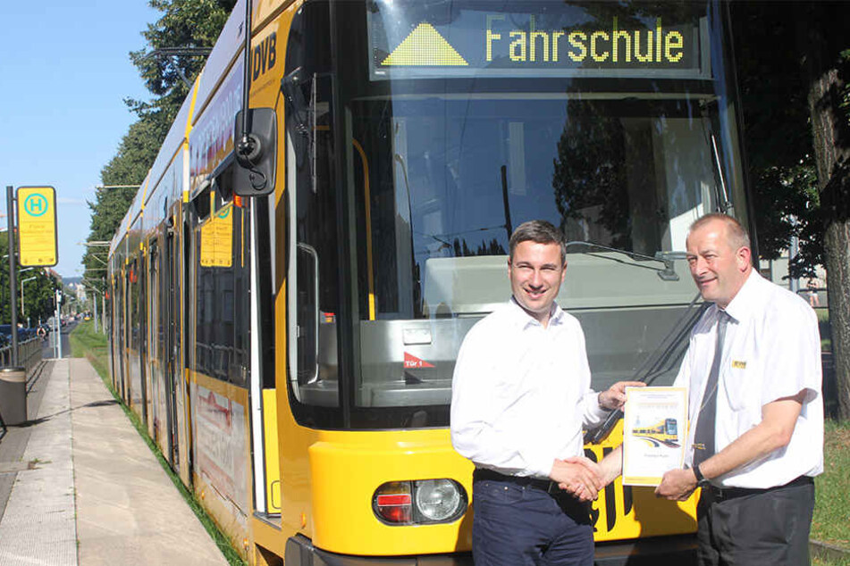 Mobilität, etwa durch den ÖPNV, ist für die Grünen ein TopThema. Kandidat Stephan Kühn versuchte sich jetzt als Straßenbahnfahrer in Dresden.