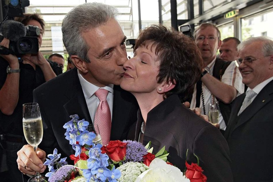 Küsschen für Ehefrau Veronika: Stanislaw Tillich nach seiner Wahl zum Ministerpräsidenten im Mai 2008.