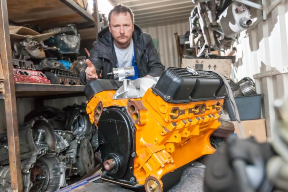 Jetzt hat er einen Motor ohne Auto: Henrik Roscher (50) sucht seinen
gestohlenen US-Oldtimer.