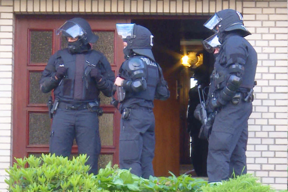 Vier Syrer wurden in Norddeutschland festgenommen, weil sie Mitglieder einer Terrororganisation sein sollen.