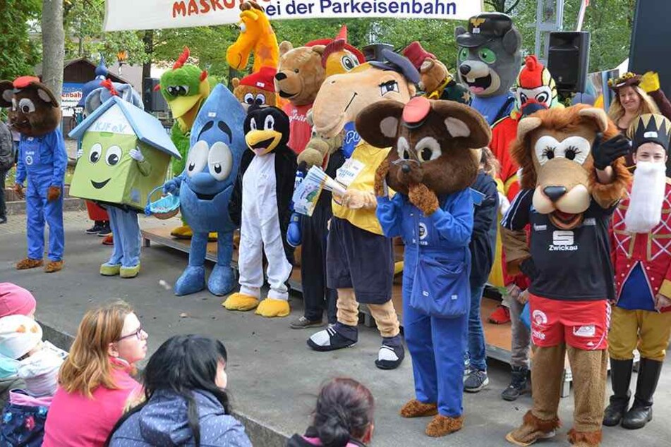 Maskottchen aus Nah und Fern trafen sich im Chemnitzer Küchwald. Zum Abschluss drehten sie eine Runde mit der Parkeisenbahn.