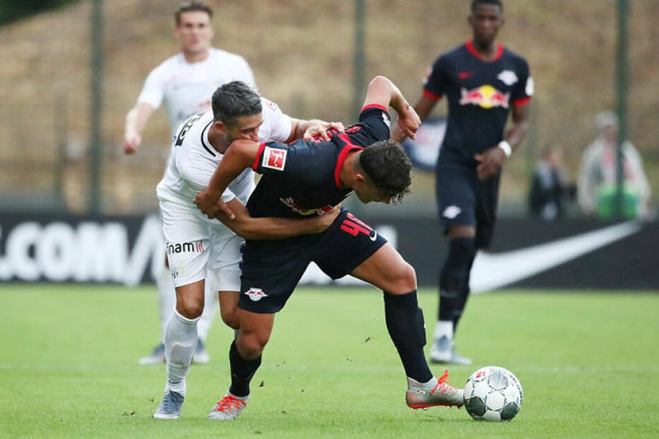 Mit insgesamt acht eingesetzten Jugendspielern (hier der 16-jährige Joscha Wosz, r.) war nach vier Tagen Training nicht viel drin für RB Leipzig.