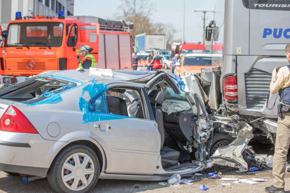 Der Wagen raste fast ungebremst in den Bus.