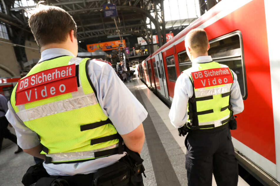 Sicherheitskräfte stehen am Bahnsteig.