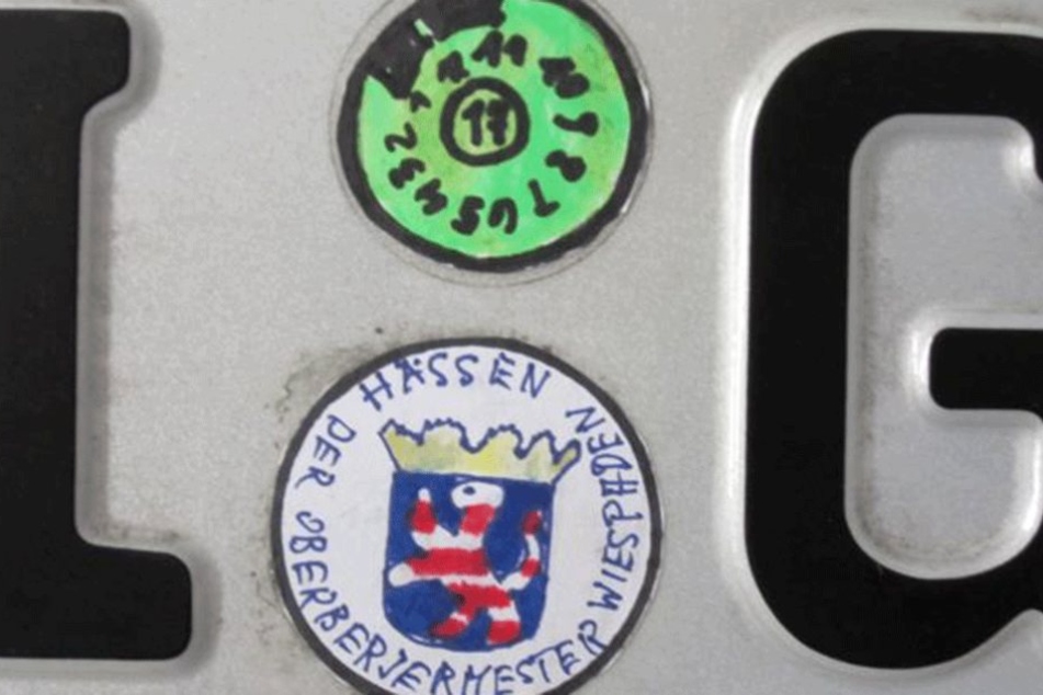 Die beiden selbstgemalten Plaketten zog die Polizei aus dem Verkehr.