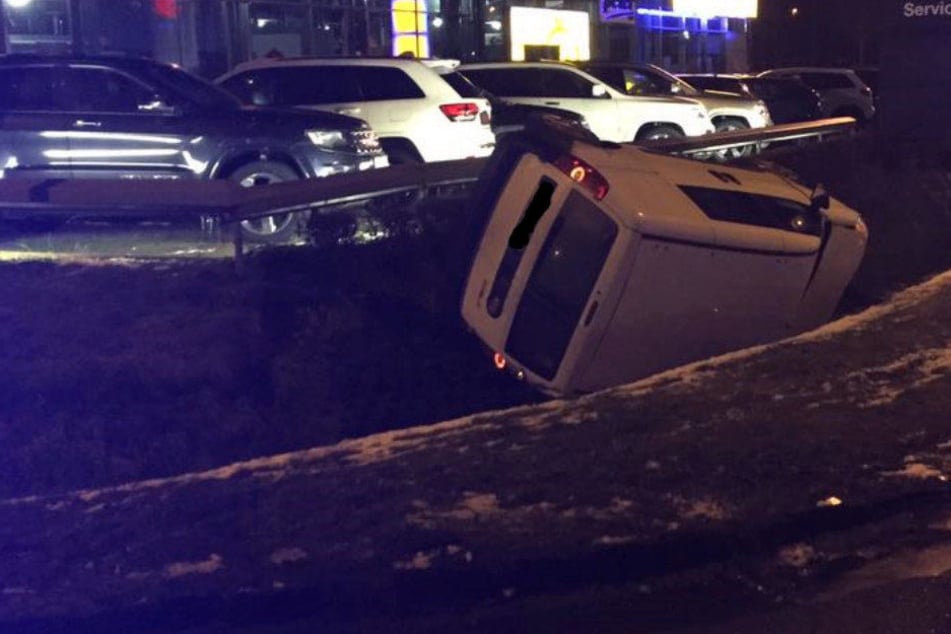 Der Fiat Kastenwagen landete punktgenau vor einem Autohaus.