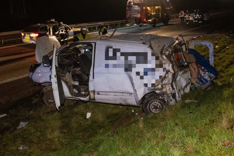 Der Lieferwagen überschlug sich mehrmals, der Fahrer kam mit leichten Verletzungen davon.