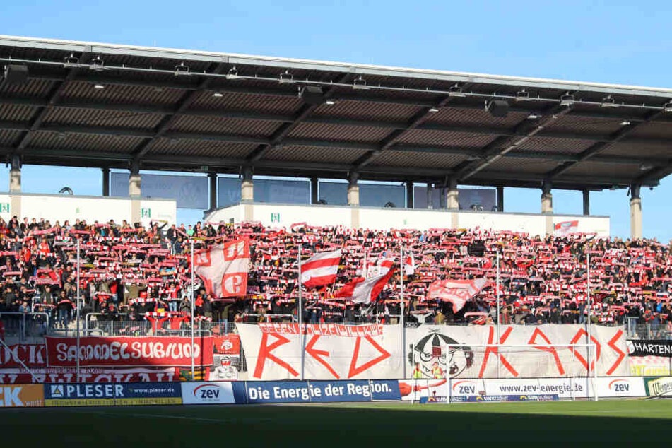 Die FSV-Fans feierten ihren Doppeltorschützen mit "Huuuth"-Rufen.