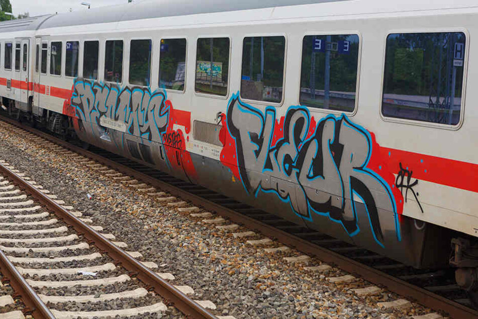 Die beiden Jugendlichen besprühten gerade einen Waggon, als sie ertappt wurden.