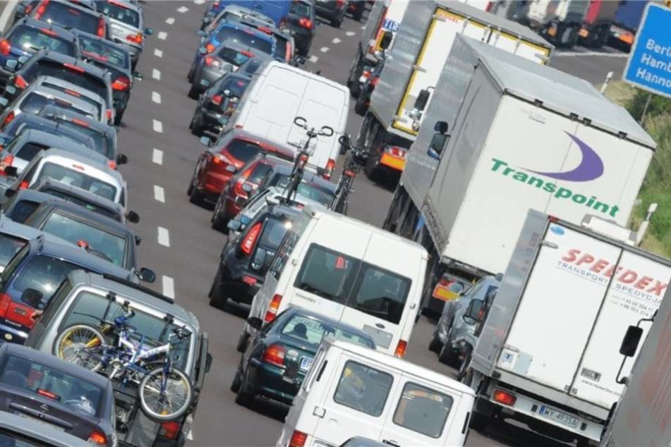 Die A2 bei Hannover wurde durch die feiernde Hochzeitsgesellschaft komplett blockiert. (Symbolbild)