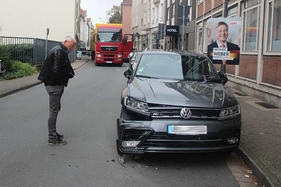 Ungläubig betrachtet der Besitzer seinen VW.