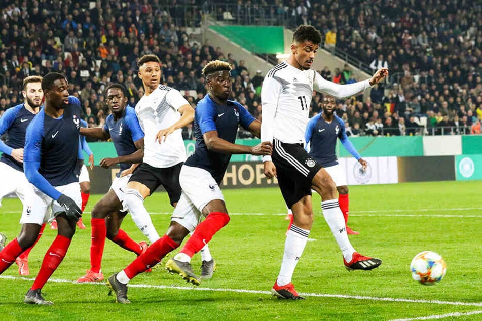Im März hat Emmanuel Iyoha (r.) noch für die "U21" gegen Frankreich gespielt. Zur EM darf er nicht mit.