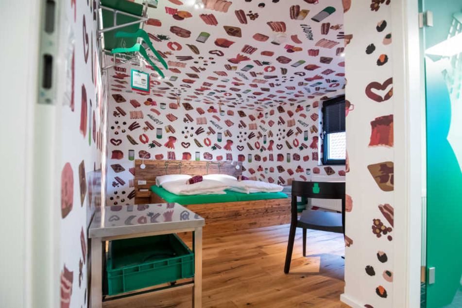 Claus Böbel hat die Zimmer in seinem Bratwurst-Hotel liebevoll eingerichtet.