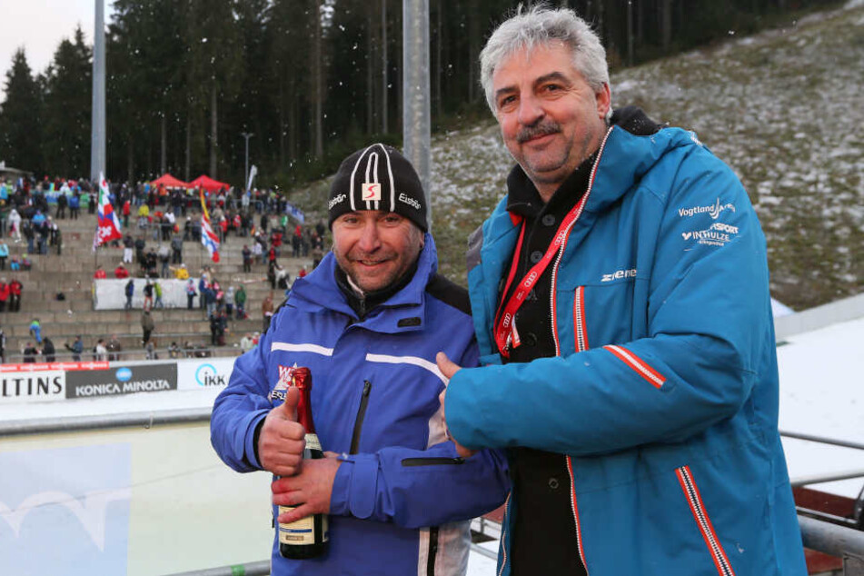 VSC-Präsident Manfred Deckert (r.) an der Schanze.