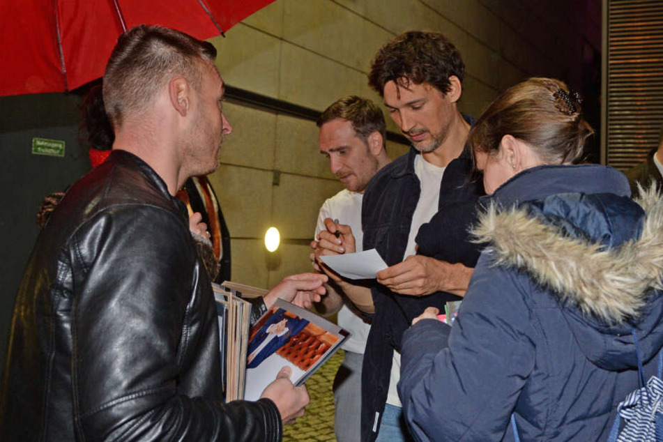 Frederick Lau und Florian David Fitz geben Autogramme.