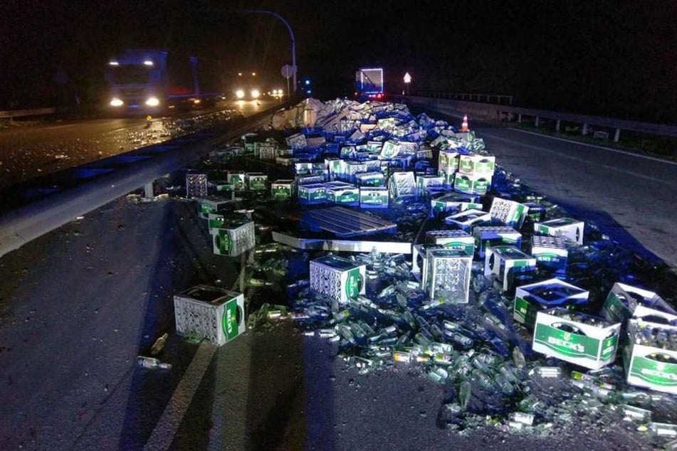Mehrere Kisten Bier verteilten sich auf der Autobahn.