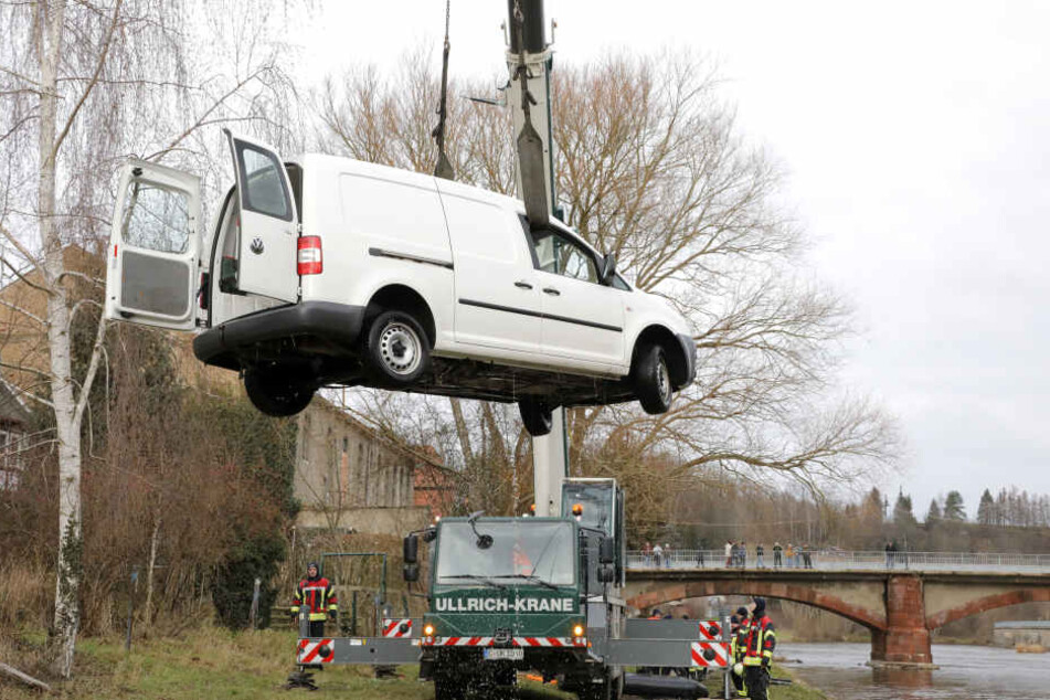 Der Caddy wurde per Kran aus der Mulde geholt.