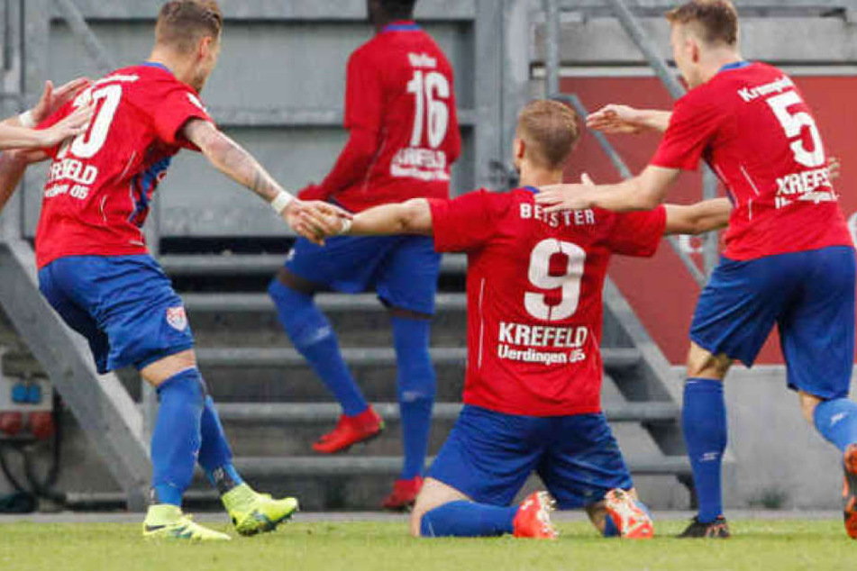 Szene vom Hinspiel am vergangenen Donnerstag: Jubel nach dem Treffer zum 1:0 durch Uerdingens Maximilian Beister (2.v.r.).
