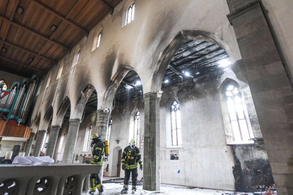 Das Feuer brach im linken Kirchenschiff aus, griff dann auf andere Teile des Gebäudes über.