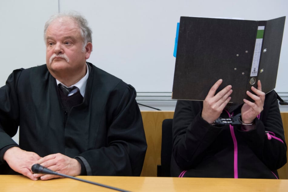 Am Tag der Urteilsverkündigung: Links sitzt Verteidiger Hans-Wolfgang Schnupfhagn, rechts die Angeklagte.