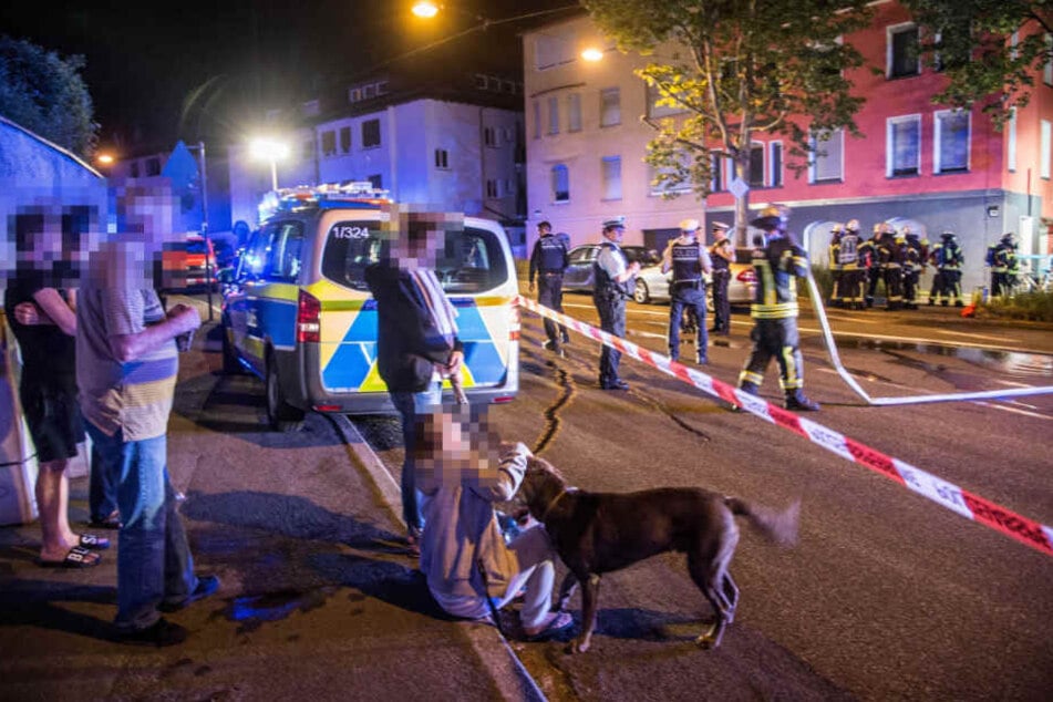 Einsatzkräfte und Bewohner am Mittwochmorgen in der Libanonstraße.