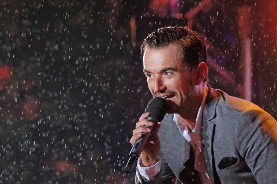 Florian Silbereisen singt im Innenhof von Schloss Klaffenbach auf der Bühne.