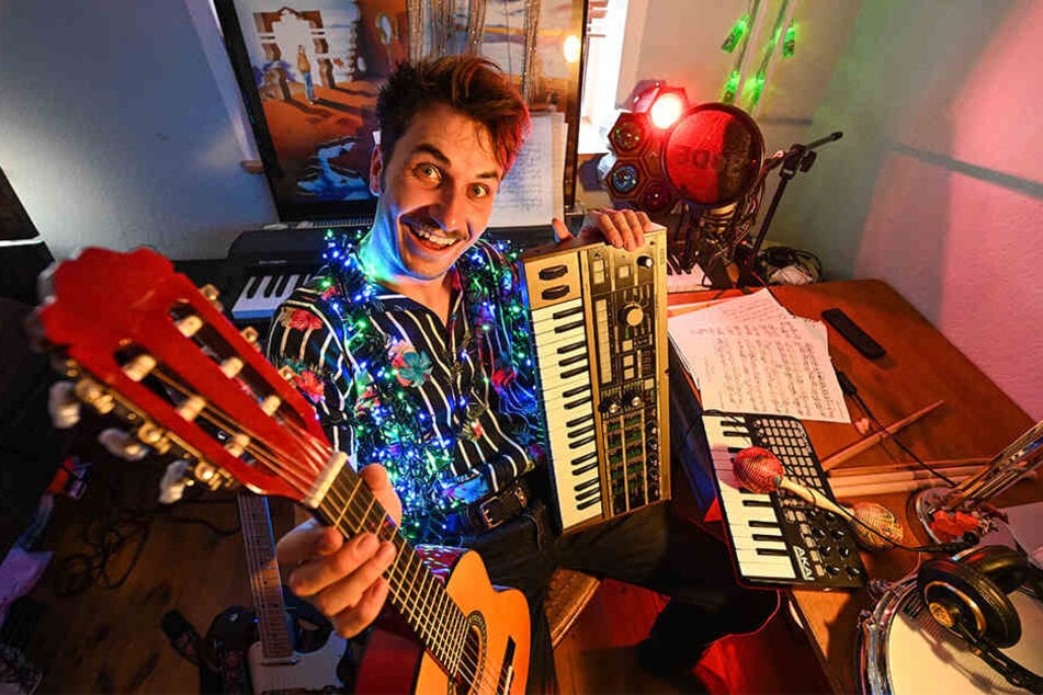 Luis Schröter (26) bei sich zu Hause: Mit Instrumenten, Nebelmaschine, Beamer und Co. revolutioniert er gerade WG-Partys.